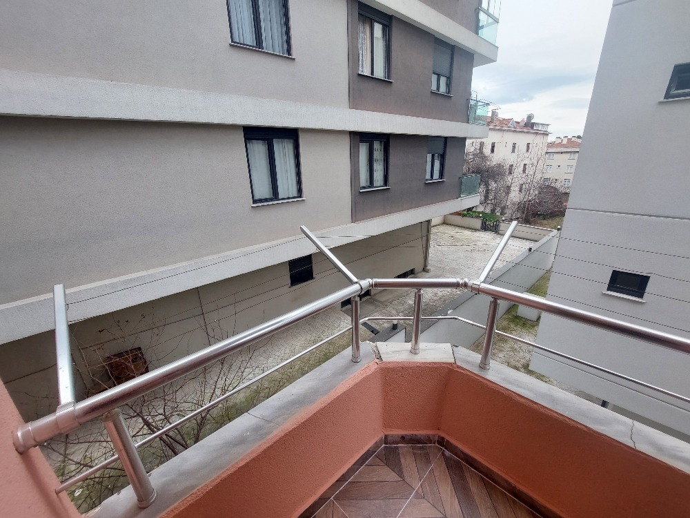 Altıntepe Mahallesi Toplu Taşımaya Çok Yakın Lüx Yapıda Katta Tek Balkonlu Geniş 3+1 Satılık Daire